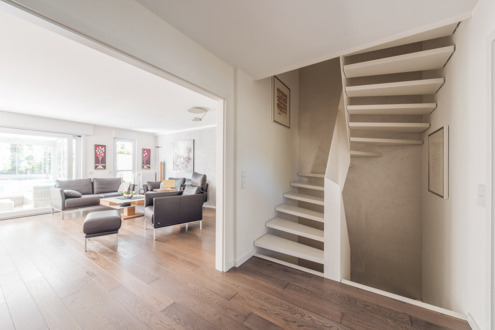 Белая лестница