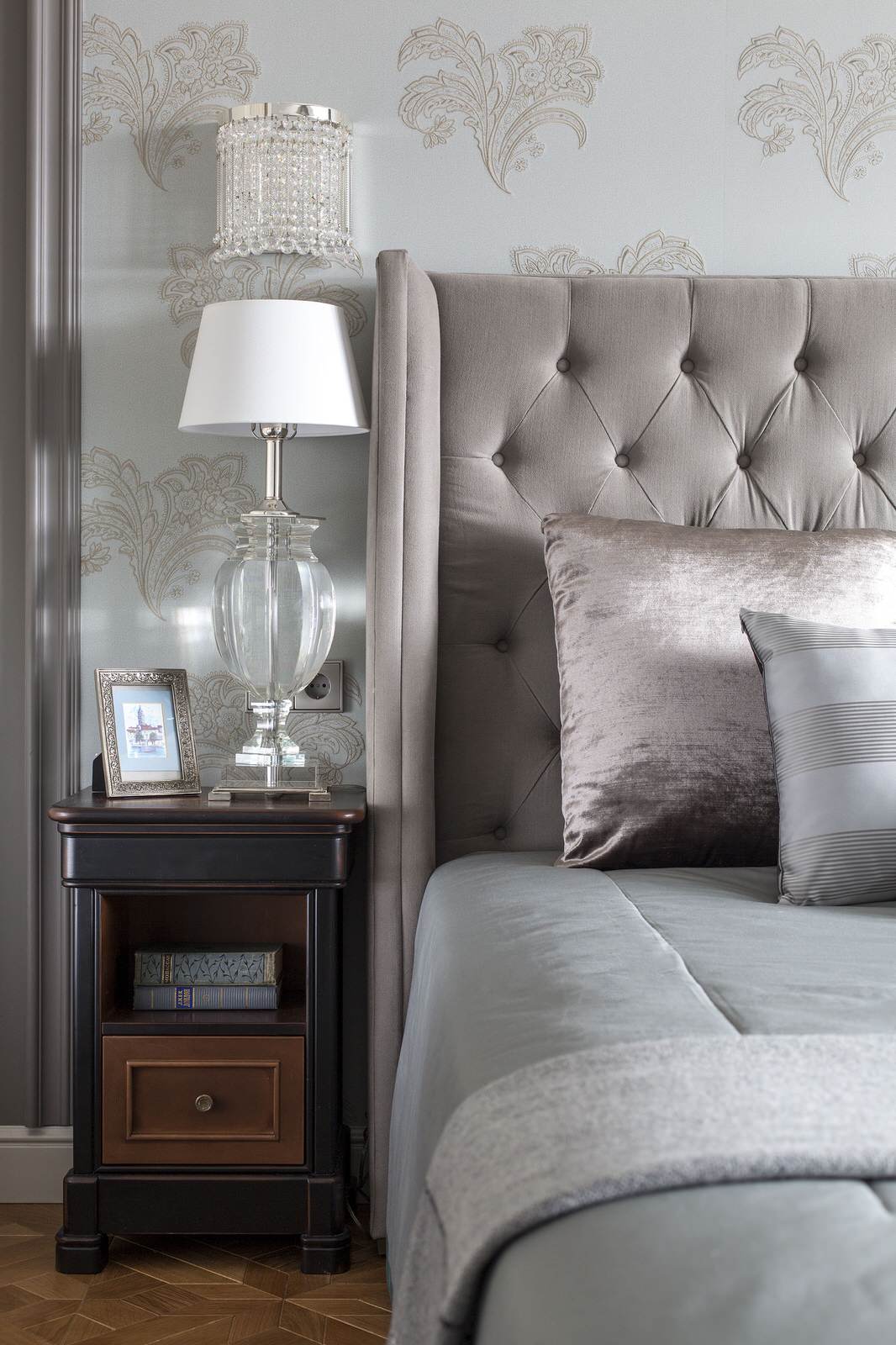 Обивка изголовья кровати и интерьерные подушки