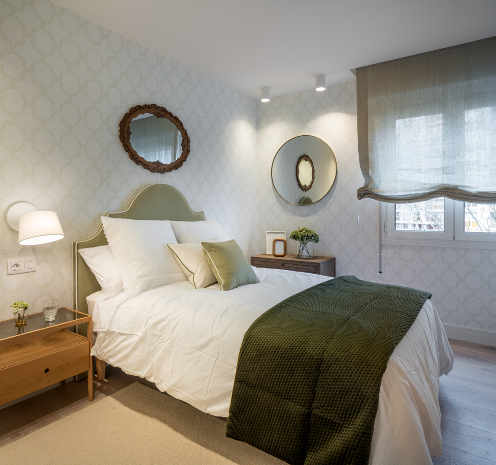На фото: гостевая спальня среднего размера, (комната для гостей) в стиле неоклассика (современная классика) с зелеными стенами, полом из ламината, коричневым полом и обоями на стенах без камина