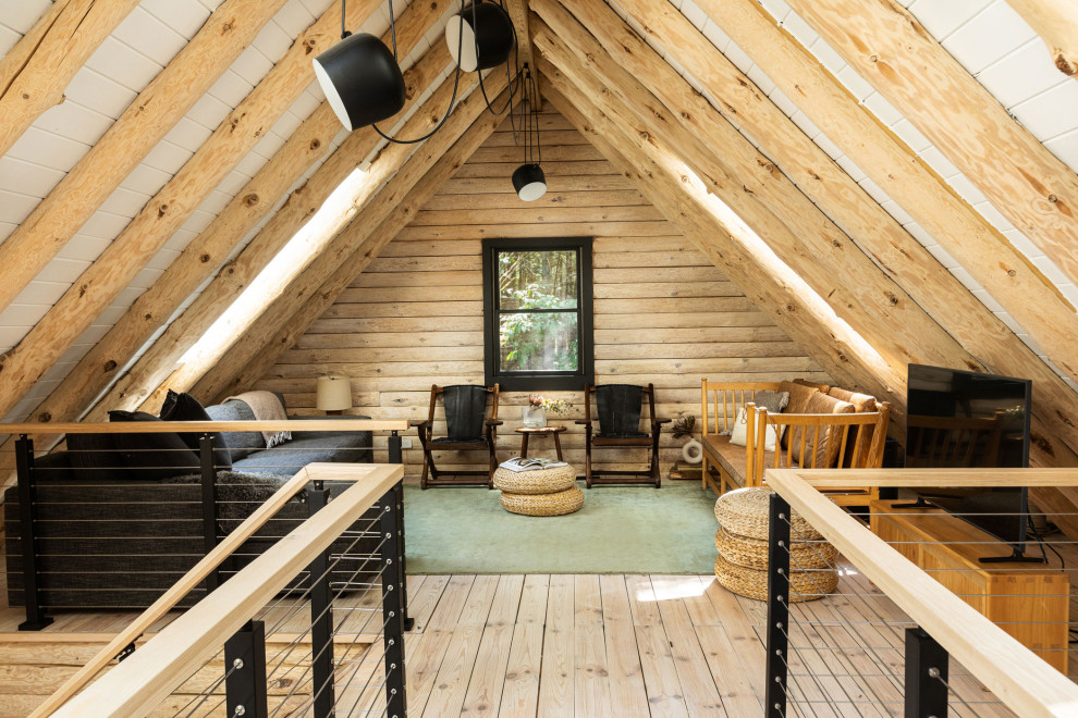 Immagine di un soggiorno minimalista di medie dimensioni e stile loft con pareti beige, pavimento in compensato, stufa a legna, porta TV ad angolo, pavimento beige, travi a vista e pareti in legno