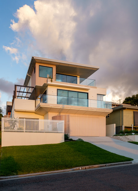 Redhead Custom Home trendy-hus-og-facade