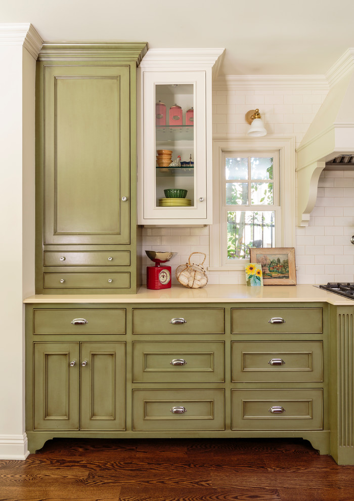 Kitchen - traditional kitchen idea in Los Angeles