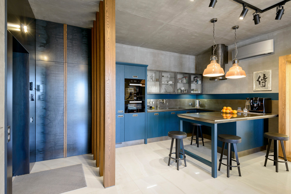 Inspiration for an industrial u-shaped open plan kitchen in Novosibirsk with flat-panel cabinets, blue cabinets, stainless steel benchtops, grey splashback, metal splashback, a peninsula, grey benchtop, an undermount sink, panelled appliances and beige floor.