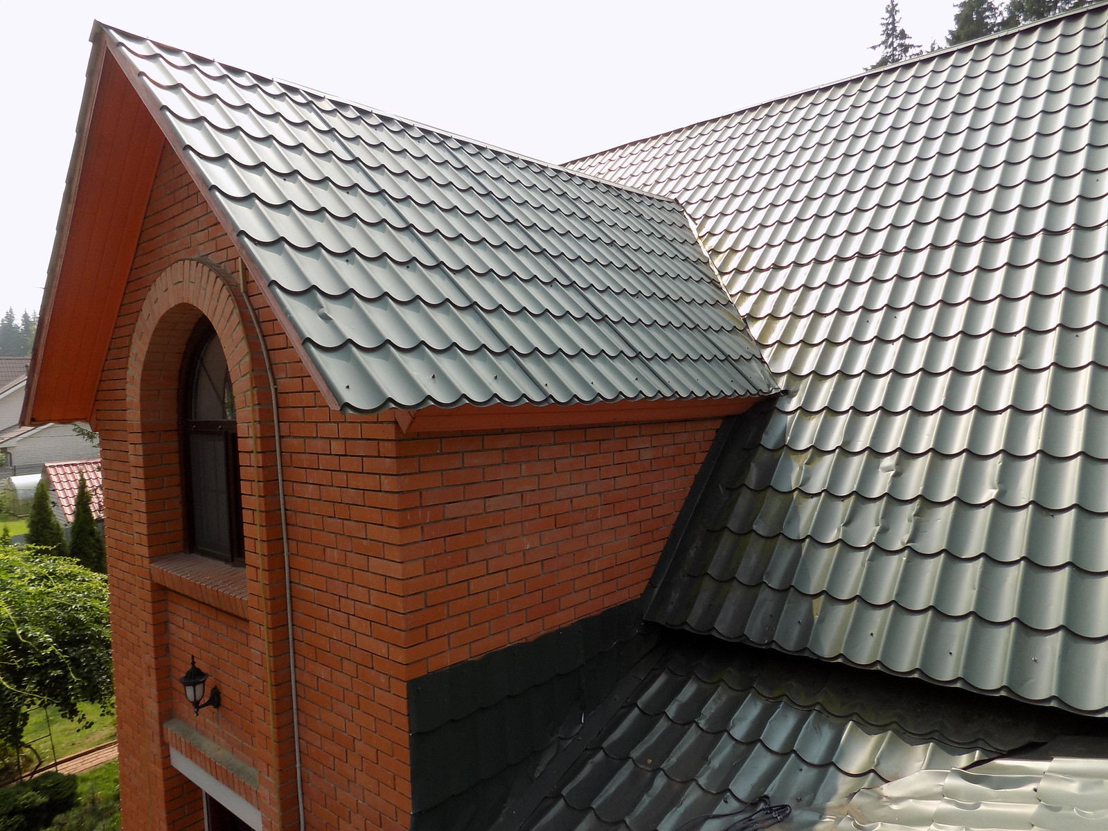 Замена старой кровли на композитную черепицу Metrotile Metroroman