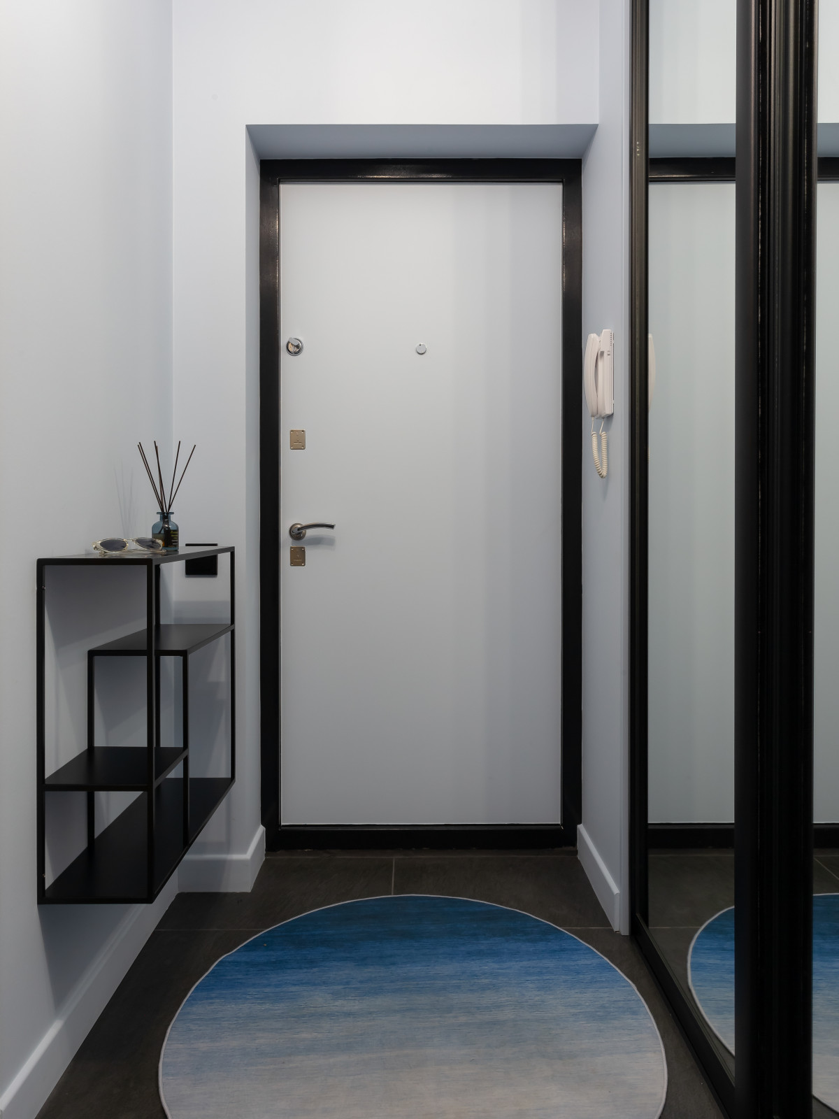 Малые м2 - не помеха комфорта. Смелый и яркий интерьер для молодой семьи