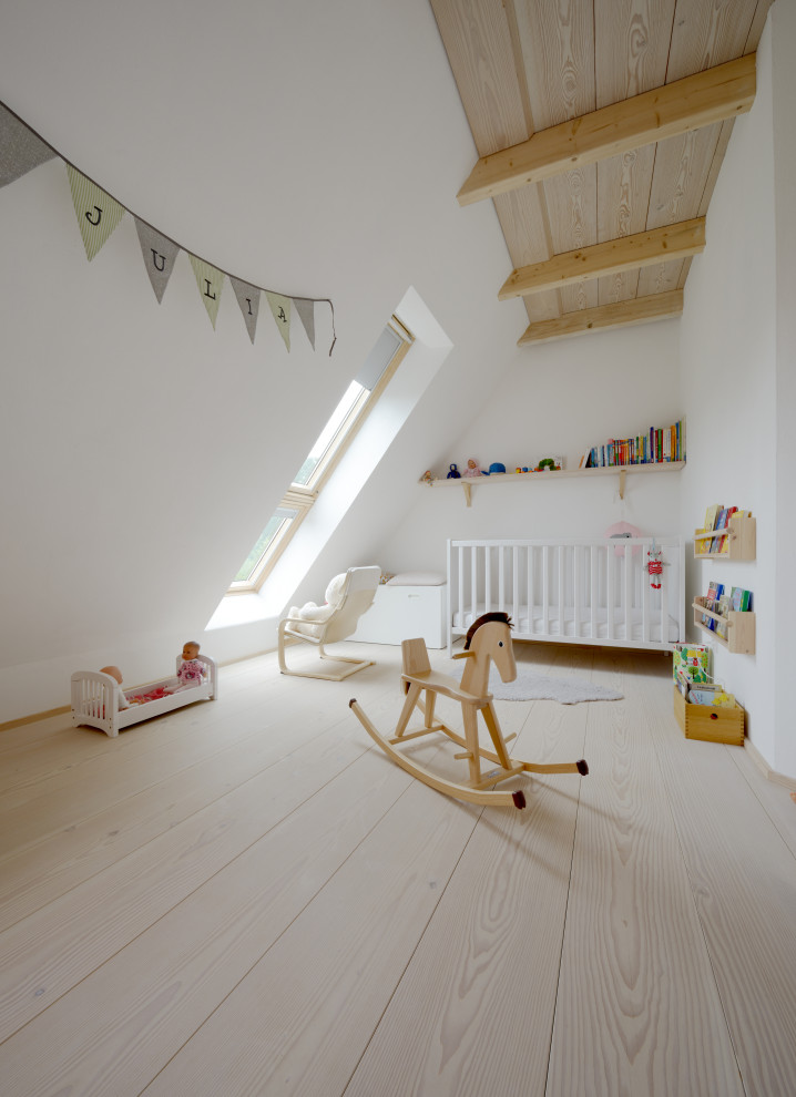 Exemple d'une grande salle de jeux d'enfant scandinave avec parquet clair, un sol blanc, un plafond en bois et du papier peint.