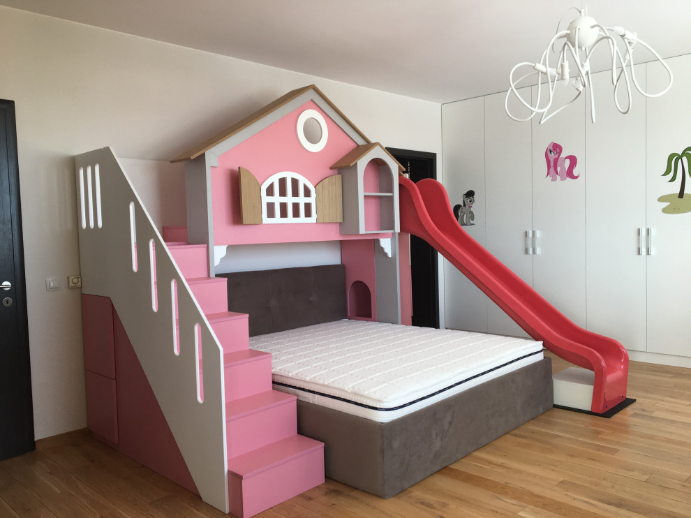 Пример оригинального дизайна: большая детская в стиле модернизм с спальным местом, белыми стенами, светлым паркетным полом и бежевым полом для ребенка от 4 до 10 лет, девочки