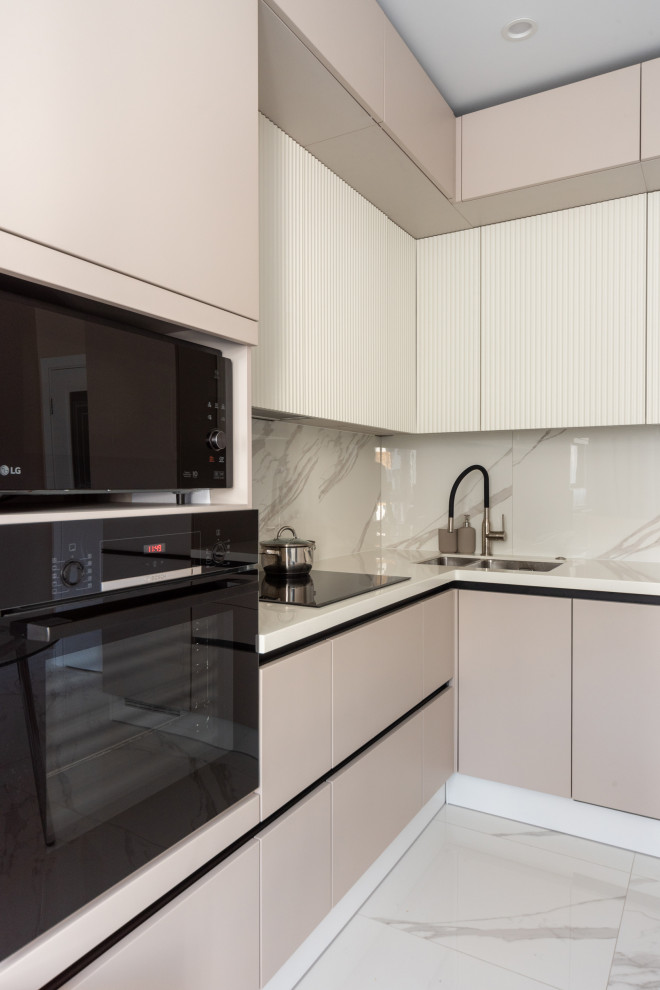 Бежевая кухня с рельефными фасадами