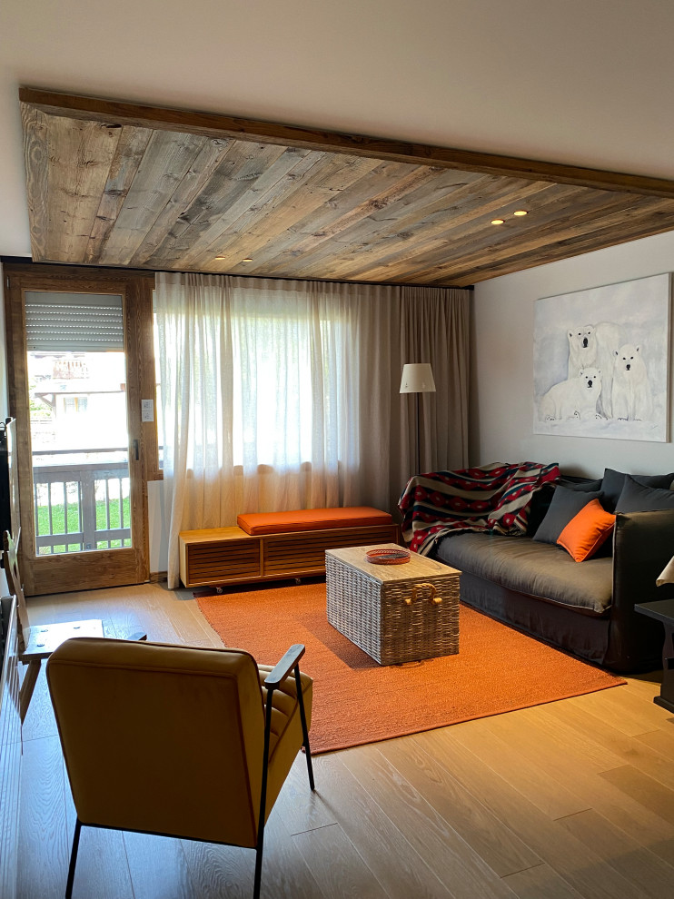Großes, Offenes Uriges Wohnzimmer mit weißer Wandfarbe, hellem Holzboden und Holzdielendecke in Grenoble