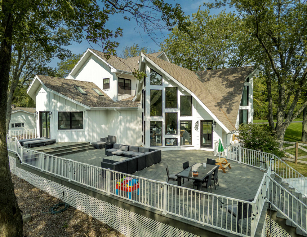 Cette photo montre une grande terrasse arrière et au rez-de-chaussée nature avec une cuisine d'été, aucune couverture et un garde-corps en bois.
