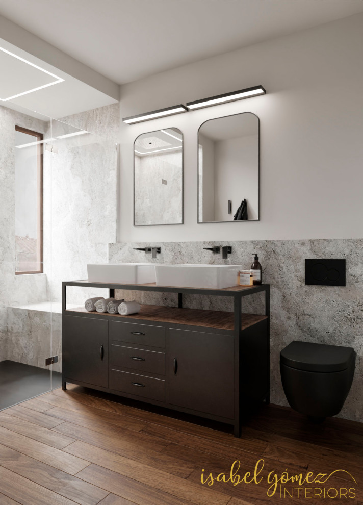 Diseño de cuarto de baño doble y de pie actual con ducha a ras de suelo, sanitario de pared, baldosas y/o azulejos grises, baldosas y/o azulejos de pizarra y papel pintado