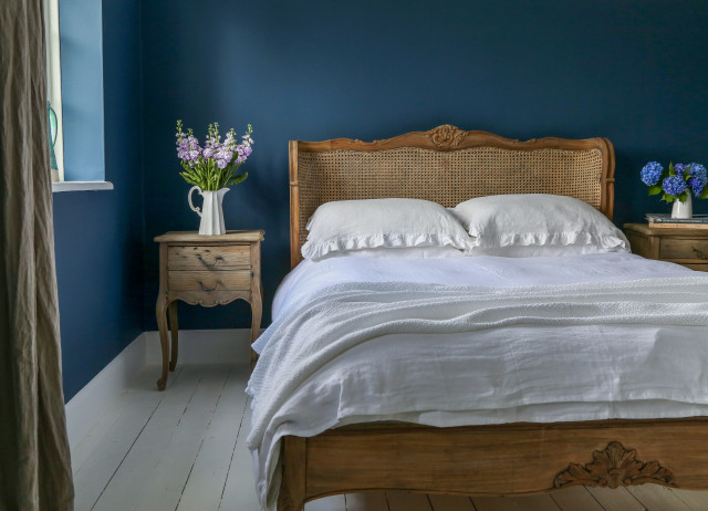 Rustic rattan bed outlet