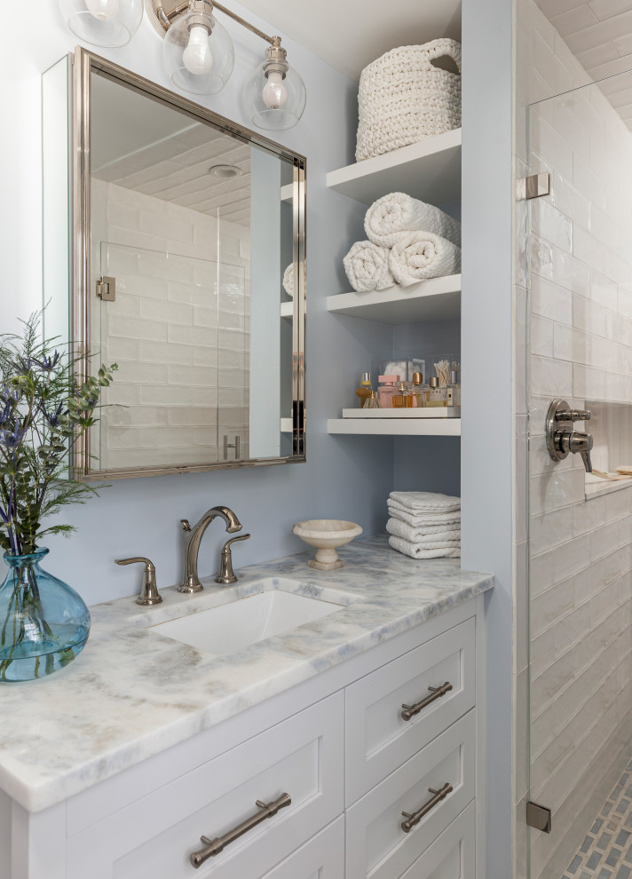 Пример оригинального дизайна: главная ванная комната в стиле неоклассика (современная классика) с фасадами в стиле шейкер, белыми фасадами, душем в нише, унитазом-моноблоком, синей плиткой, керамогранитной плиткой, синими стенами, мраморным полом, врезной раковиной, столешницей из кварцита, синим полом, душем с распашными дверями, синей столешницей, нишей, тумбой под одну раковину и встроенной тумбой
