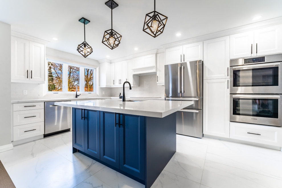 Example of a transitional home design design in Toronto
