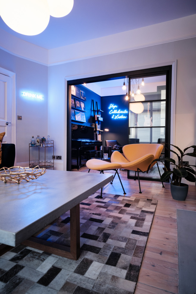 На фото: гостиная комната в стиле модернизм с зоной отдыха