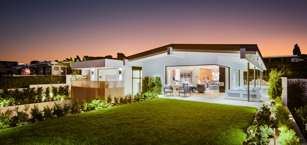 This is an example of a midcentury exterior in Los Angeles.