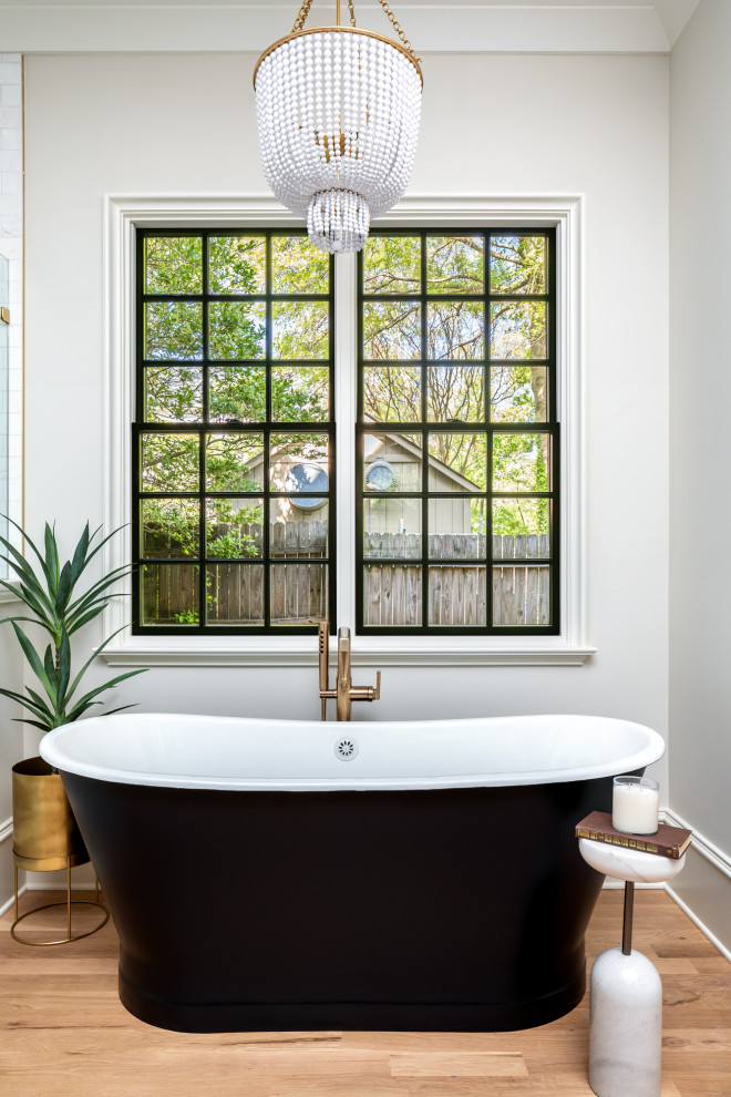 Inspiration pour une grande salle de bain principale design avec des portes de placard marrons, une baignoire indépendante, une douche d'angle, un carrelage blanc, un mur blanc, un sol en bois brun, meuble double vasque et meuble-lavabo sur pied.