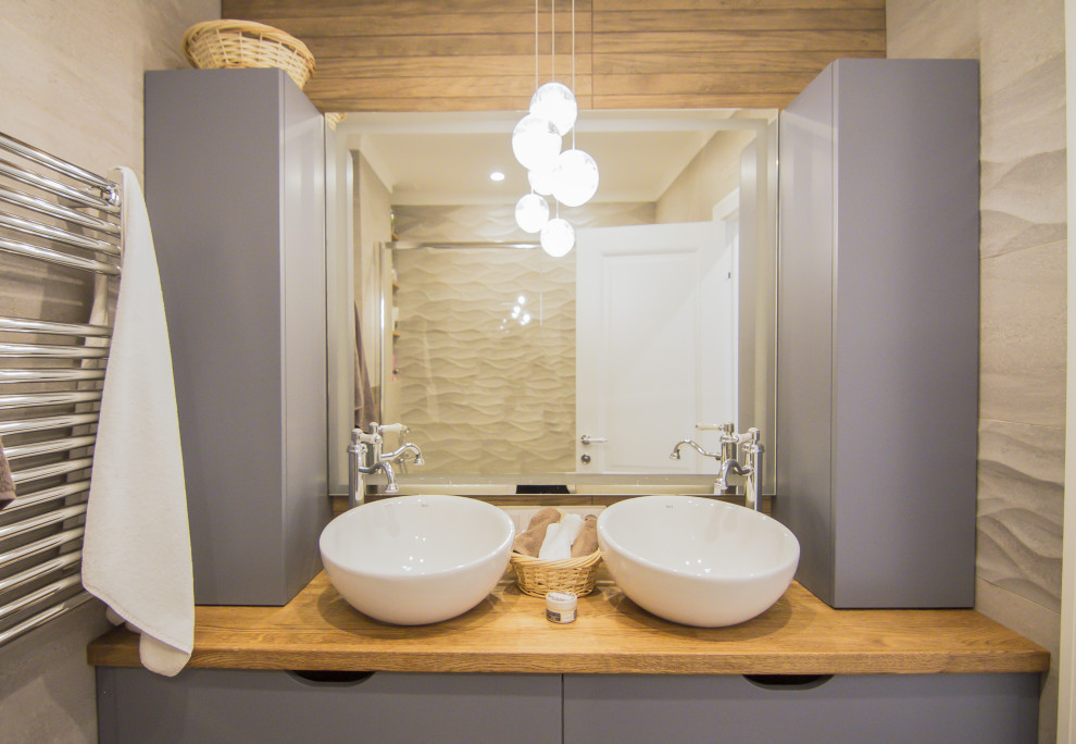 Небольшая тумба со шкафчиками для ванной комнаты