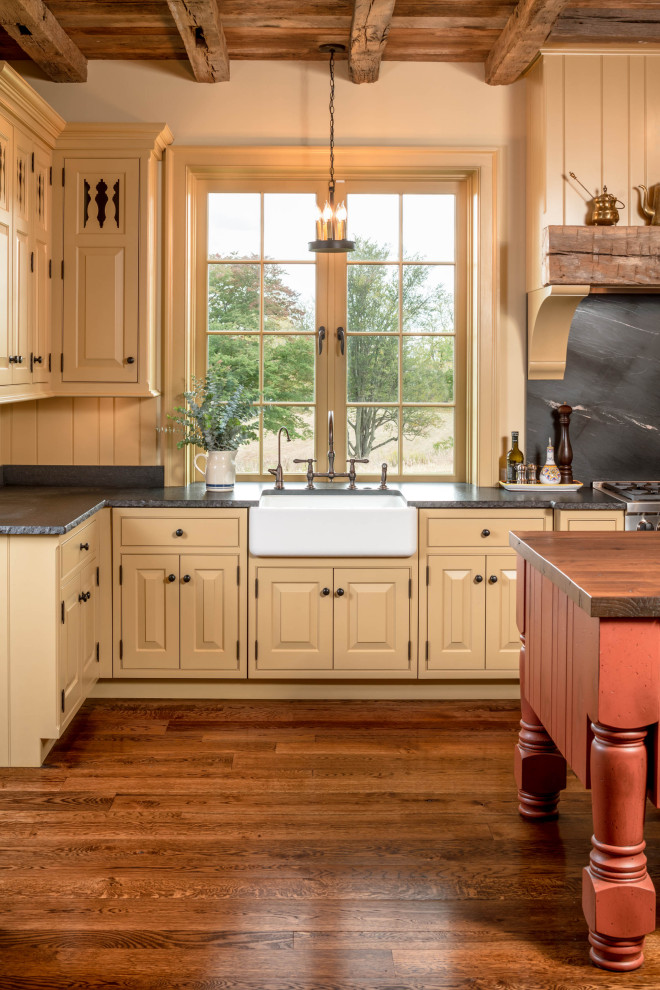 Farmhouse kitchen photo in Wilmington
