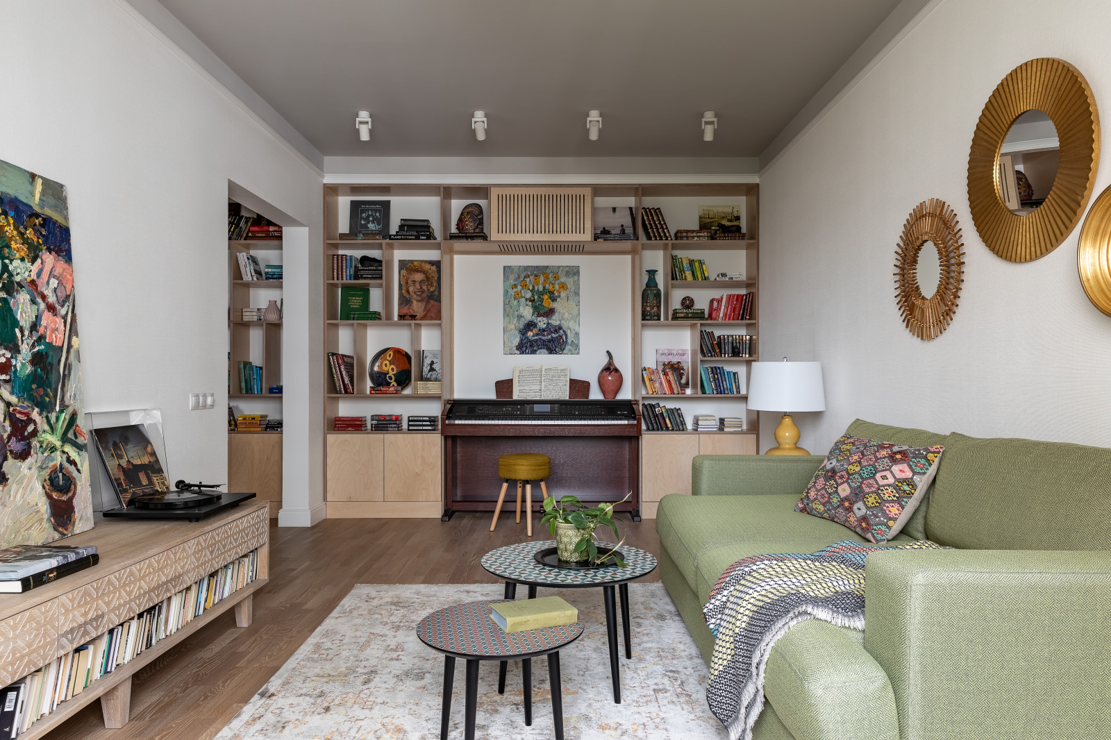 Квартира с библиотекой и коллекцией искусства