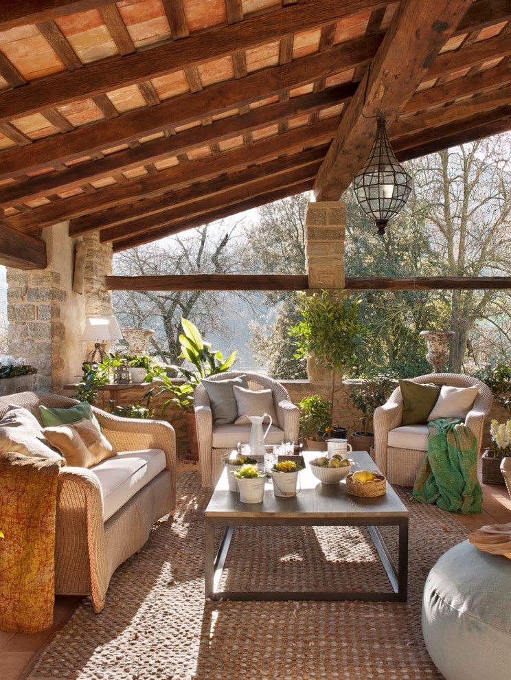 Inspiration for a mid-sized country deck in Barcelona with a roof extension.
