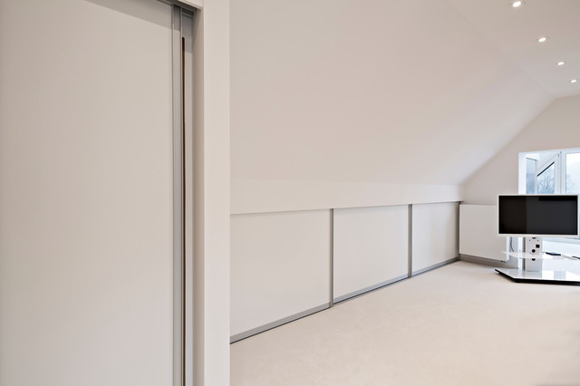 Geschlossener Schrank im Kniestock - Modern - Sonstige - von Stefan