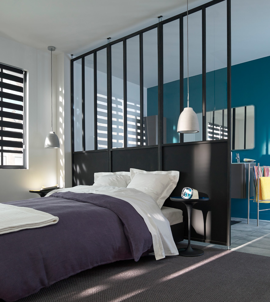Design ideas for a mid-sized industrial master bedroom in Lille with blue walls.