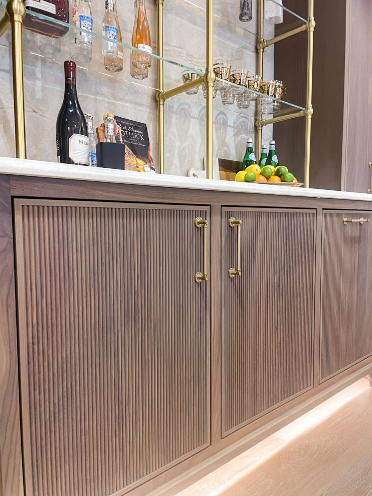 Foto de bar en casa lineal clásico sin pila con armarios con rebordes decorativos, puertas de armario de madera oscura y encimeras blancas