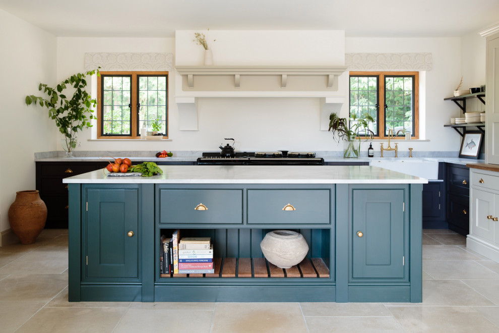 Große Klassische Küche mit Landhausspüle, Kassettenfronten, grünen Schränken, Marmor-Arbeitsplatte, Kalkstein, Kücheninsel, beigem Boden und grauer Arbeitsplatte in Surrey