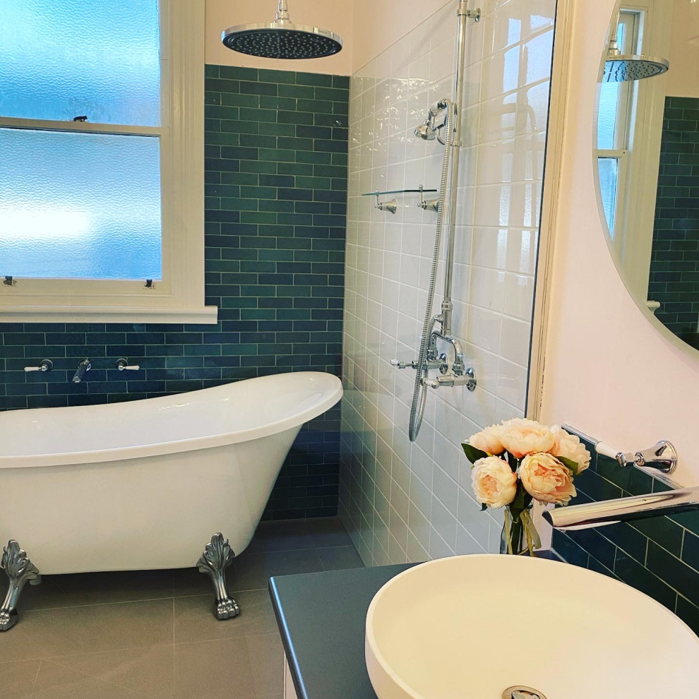 Свежая идея для дизайна: главная ванная комната среднего размера в стиле фьюжн с подвесной тумбой - отличное фото интерьера