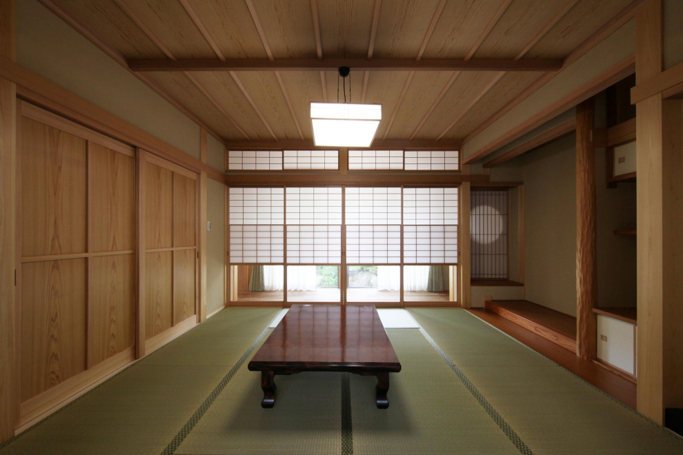 Idée de décoration pour une grande salle de séjour asiatique fermée avec un mur vert, un sol de tatami, un sol vert et un plafond en bois.