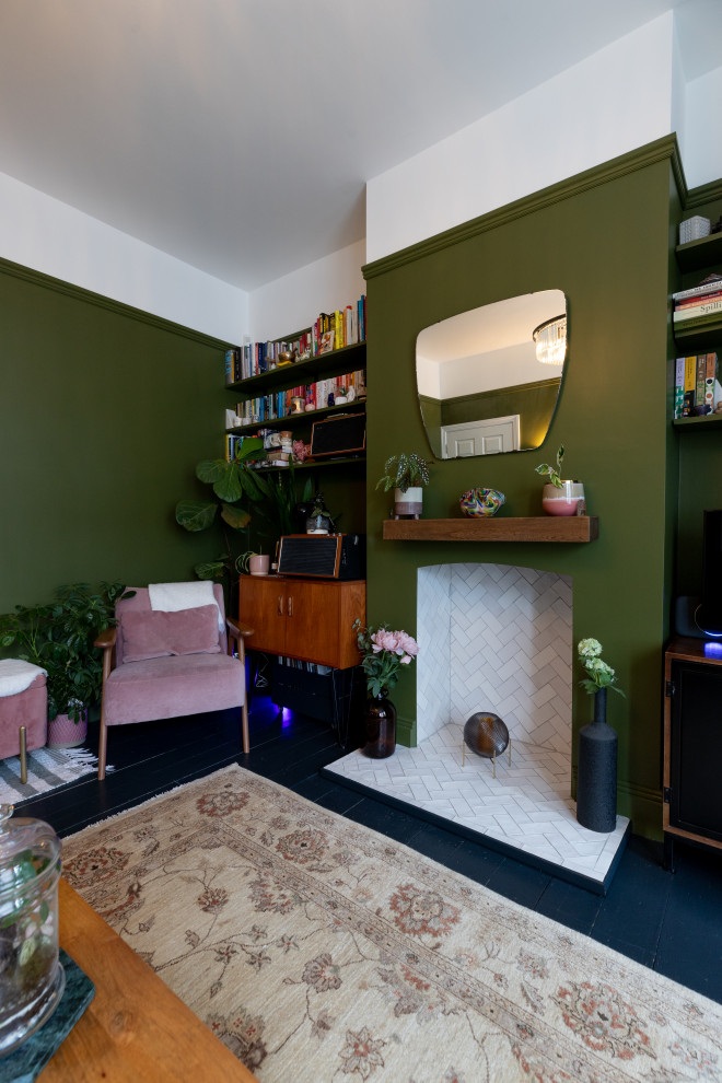 Bild på ett mellanstort funkis separat vardagsrum, med ett bibliotek, gröna väggar och en fristående TV
