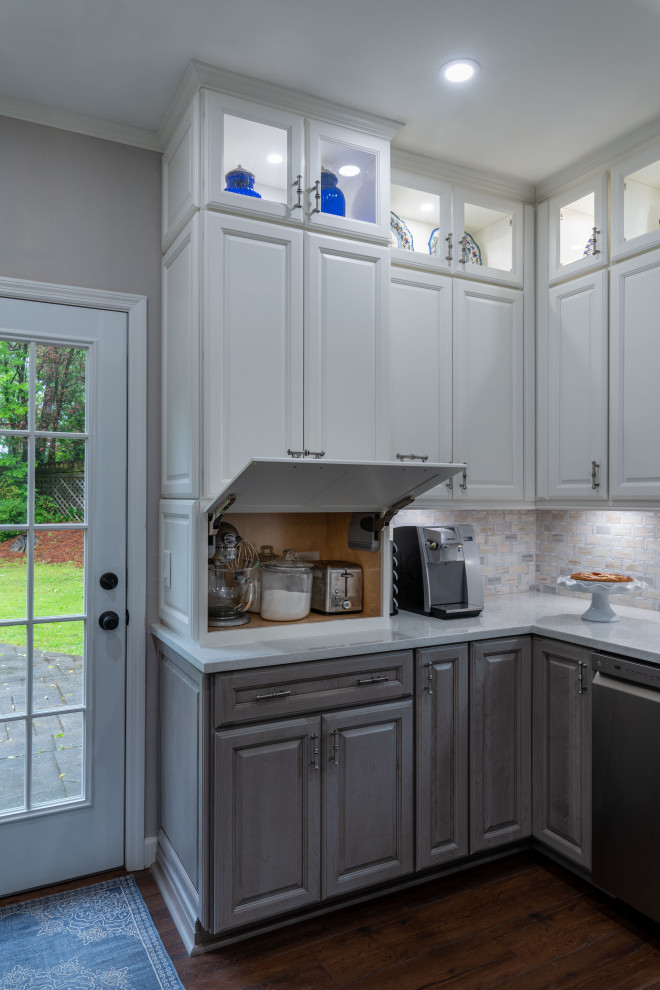 Example of a transitional home design design in Atlanta