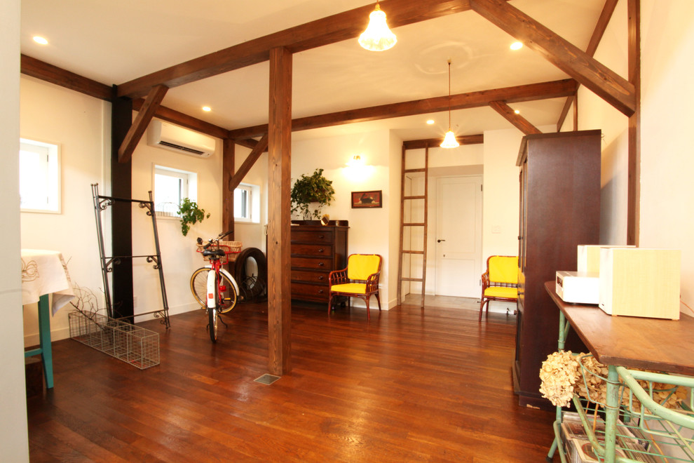 Photo of a mid-sized traditional craft room in Tokyo with white walls, medium hardwood floors and no fireplace.