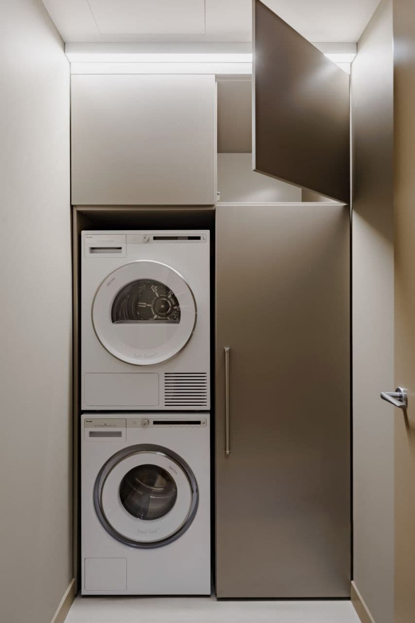 Шкаф в постирочную для стиральной и сушильной машин