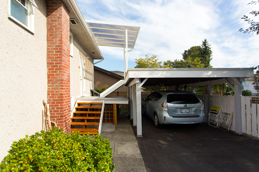 Transitional home design photo in Vancouver