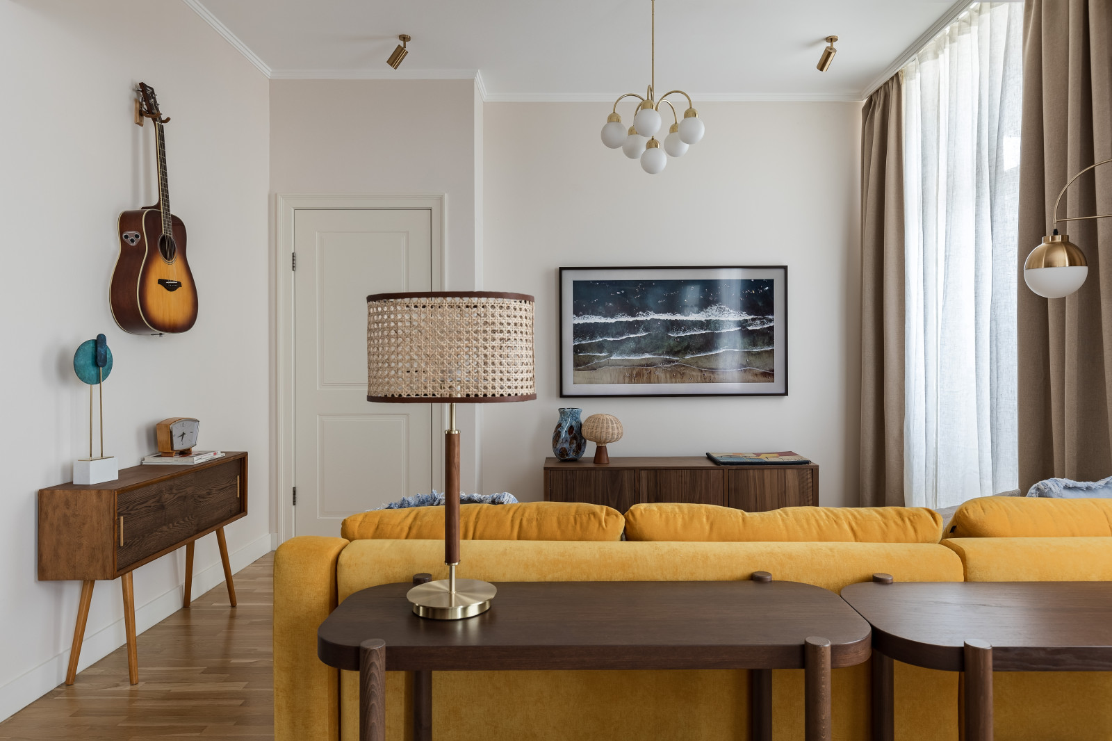 Квартира с желтым диваном