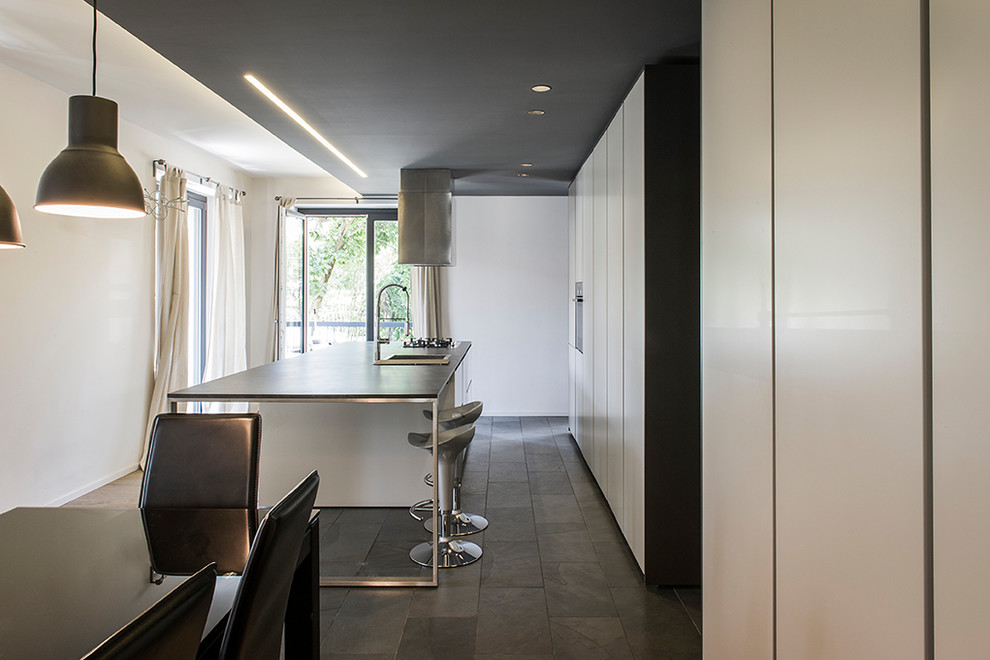 Design ideas for a contemporary kitchen in Turin with with island.