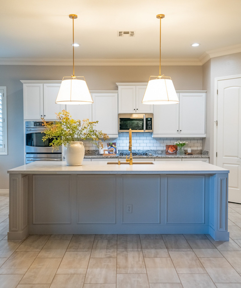 Kitchen - transitional kitchen idea in Phoenix