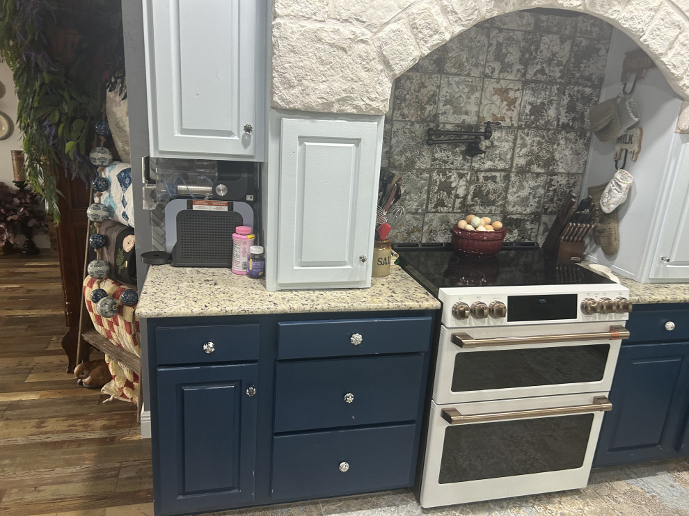 Kitchen - rustic kitchen idea in Austin