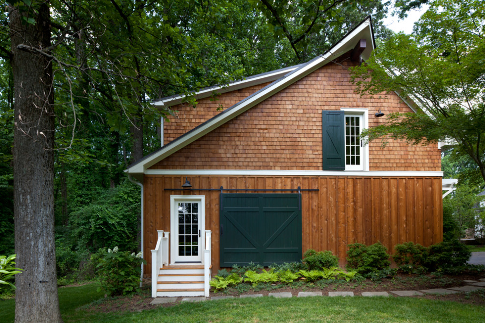 Exemple d'une façade de maison marron montagne en bois et planches et couvre-joints à un étage avec un toit à deux pans, un toit en métal et un toit marron.