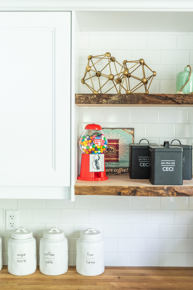 Inspiration for a transitional home design remodel in Toronto