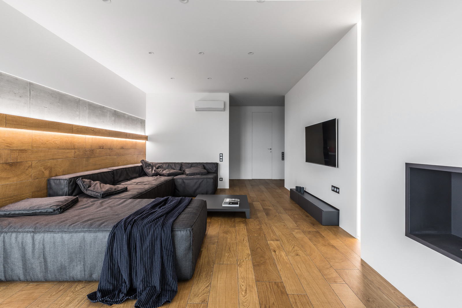 Над городом - интерьер в стиле экоминимализм для холостяка