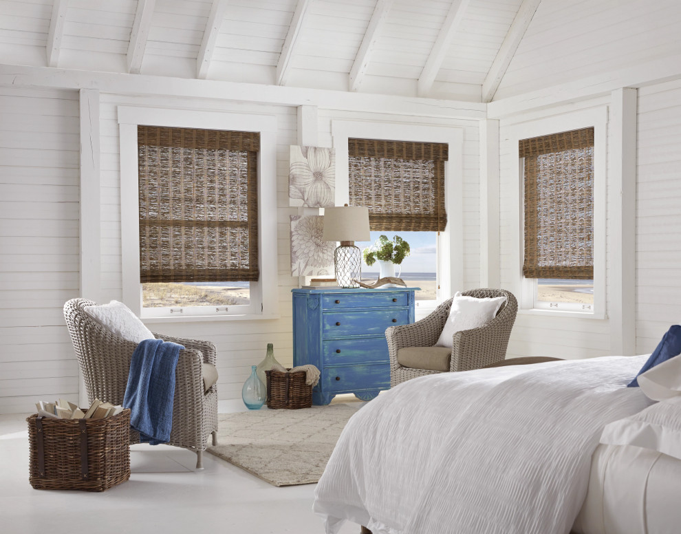 На фото: хозяйская спальня среднего размера в стиле рустика с белыми стенами, полом из керамогранита, белым полом, деревянным потолком и деревянными стенами без камина с