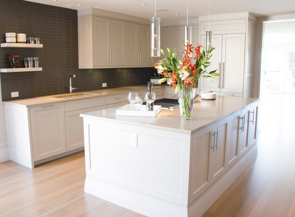 Kitchen - transitional kitchen idea in Vancouver