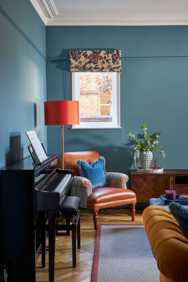 Bild på ett mellanstort funkis vardagsrum, med blå väggar och ljust trägolv