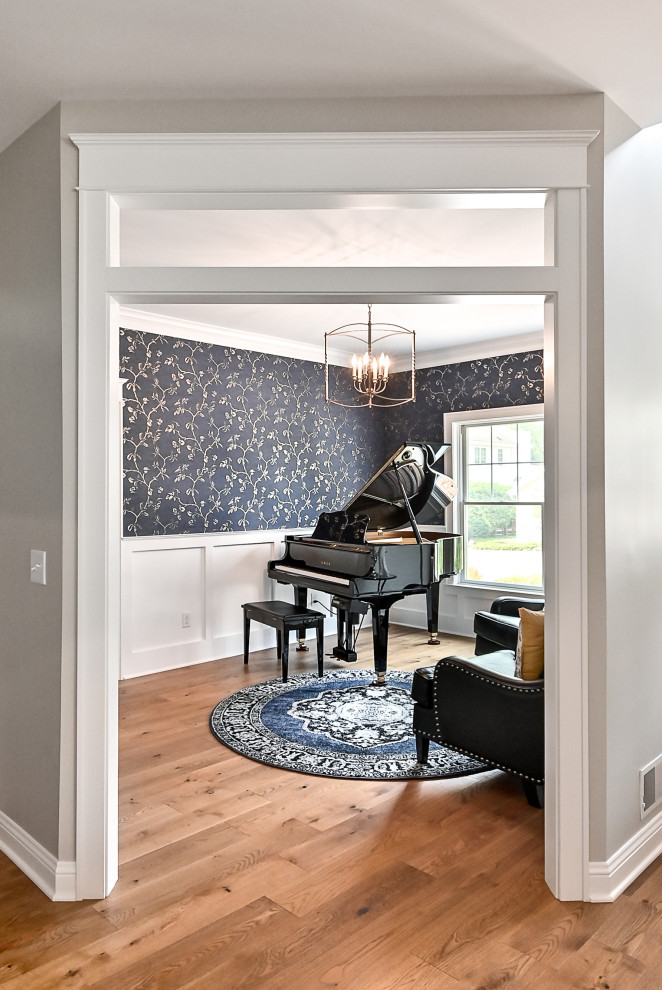 Foto de salón con rincón musical abierto clásico renovado pequeño sin chimenea y televisor con paredes azules, suelo vinílico, suelo marrón y papel pintado