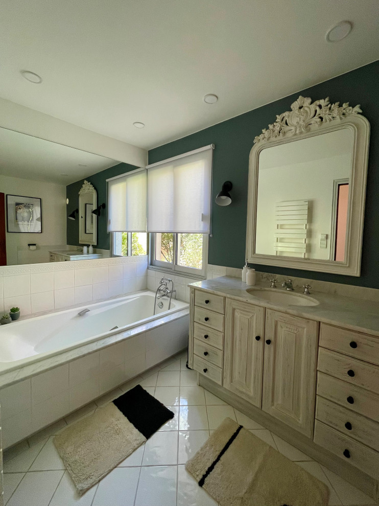 Inspiration for a farmhouse bathroom remodel in Nice
