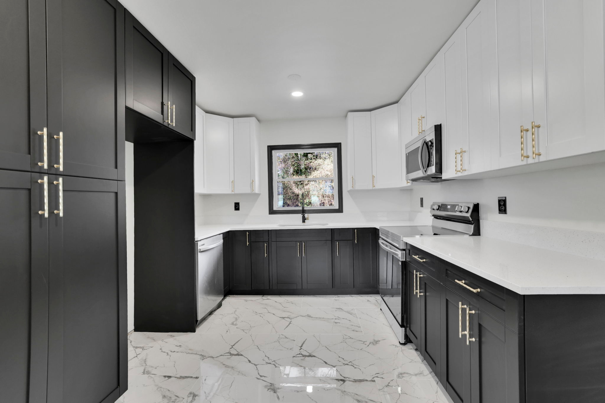 Laundry room - modern laundry room idea in Atlanta