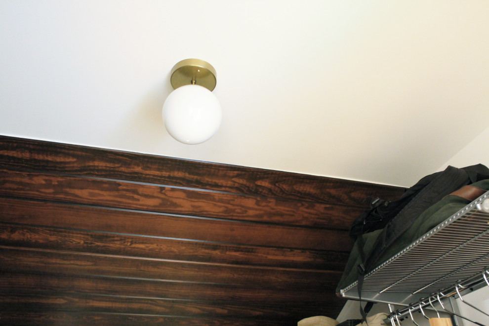 На фото: гардеробная комната среднего размера, унисекс в стиле модернизм с деревянным потолком с